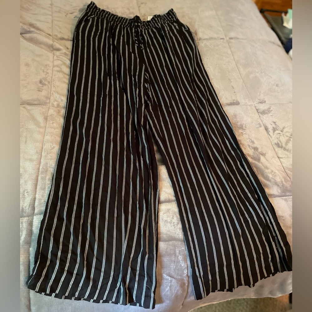 Black & striped Wide Leg High Waisted Pant.
